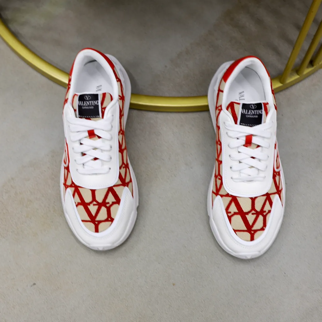 Ex-factory price: 460💰VALENTINO/Valentino 2025s men's latest low-top thick-soled sports shoes are shipped. Made with heavy industry, men's fine casual sports shoes, versatile style. Original leather, rubber lines embellished with geometric segmentation uppers, hand-sewn, novel and fashionable, rubber soles with rivet details on the front and back, VALENTINO GARAVANI LOGO printed on the side, and Valentino Garavani decorative inlay on the tongue. Logo, comfortable, breathable and durable on the feet! Comes with full original packaging! Code number: 38-39-40-41-42-43-44 (45 can be customized)